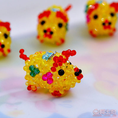 福美織珠廠(chǎng)2015年新款豬形手機(jī)掛件 老師傅純手工編織的匠心之作